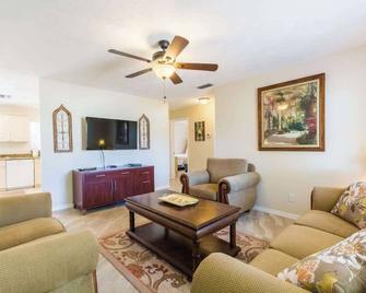 Near Siesta Key - single story pet friendly - Sarasota - Living room