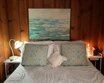Woodland Oasis Cabin Apartment - Youngstown - Bedroom