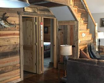 #3 Fall Creek Cabins 1 mile from Lake Norfork and Mtn. Home Ar. - Mountain Home - Living room