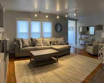Summer modern rental. Close to the beach. - Point Pleasant Beach - Living room