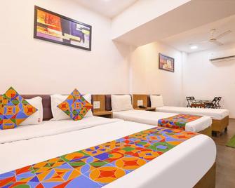 Via Aksa Inn - Mumbai - Bedroom