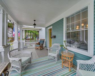 Elizabeth City Home with Fire Pit Less Than 1 Mi to Downtown - Elizabeth City - Патіо