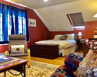 Charming and Eclectic Downtown Studio - Nelson - Bedroom