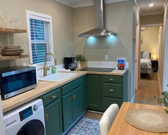 Piney Woods Tiny Home - Nacogdoches - Kitchen
