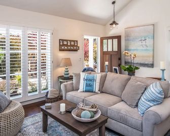 3747 Bungalow by-the-Sea - Adorable, Cozy Cottage - Pacific Grove - Sala de estar
