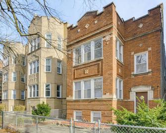 Walk to Devon Avenue & Warren Park: Chicago Apt! - Chicago - Edificio