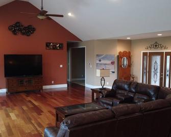A spacious 6,000 sq. ft. serene lodge setting. Sleeps up to 12 - Brookfield - Sala de estar