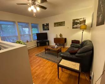 Cowichan Bay Private Entrance 1-Bdrm Suite Quiet - Cowichan Bay - Living room