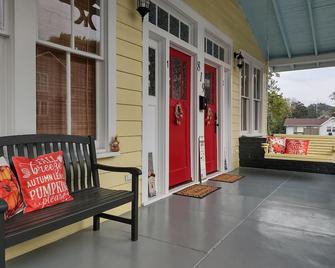 2feathers inn - Natchez - Balcony