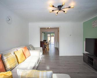 Cozy 3-Bedroom Home in Luton - Luton - Sala de estar