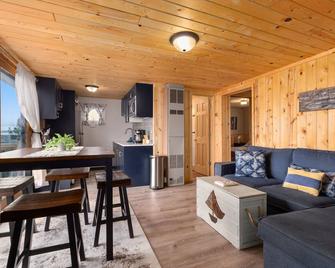 Cozy cabin steps from the lake! - Brainerd - Living room