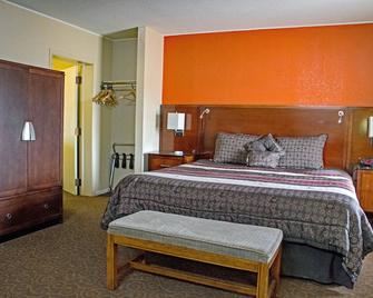 America's Best Inn and Suites Emporia - Emporia - Bedroom