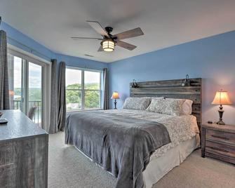 The Lake Escape with Balcony and Pool Access! - Camdenton - Habitación