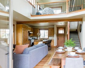 Beautiful home in the heart of Suncadia overlooking golf, near tubing, winery and more! - Cle Elum - Living room