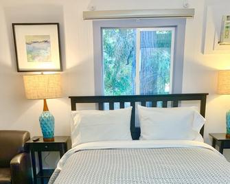 The Pines Motel and Cottages - Grass Valley - Bedroom