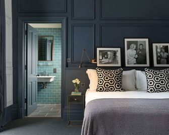 The George - Cheltenham - Bedroom