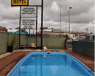 Acacia Golden Way Motel - West Wyalong - Pool
