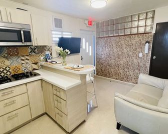 Compact Haven With Private Entrance And - Ponce - Kitchen