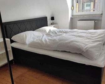 Central Apartments with private parking lot - Wurzburg - Bedroom
