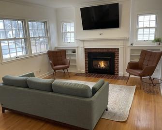Mustang House - Sioux City - Living room