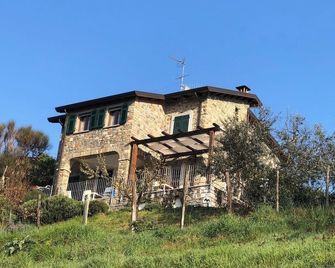 Agriturismo Angiò nel Ceré - Riccò del Golfo di Spezia - Gebouw