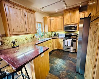 Charming & Central 2200 sq. feet house in Davis walking distance to everywhere - Davis - Kitchen