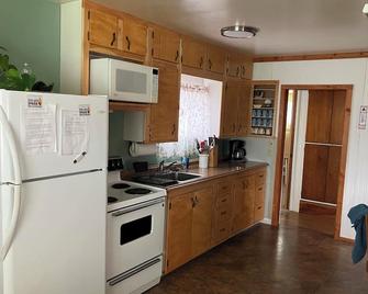 Little House in Quiet Neighborhood - Deer Lodge - Kitchen