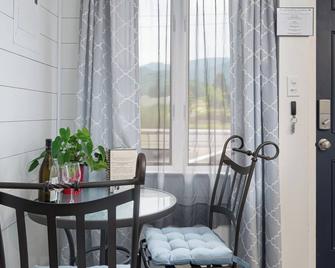 Lovely Rental Unit Across from Golf Course - Waynesville - Dining room
