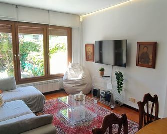 Semi-detached house in quiet urbanization and 5 minutes from the center of Jaca. - Jaca - Sala de estar