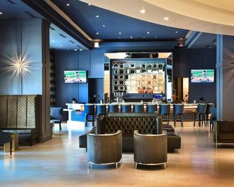 Spacious Junior Living Room -Outdoor Pool -Gym -Restaurants -Airport Shuttle - Memphis - Bar