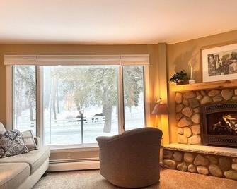 2/2 Cute, Antique Filled Home Downtown Suttons Bay! - Suttons Bay - Sala de estar