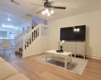Comfortable Townhome 2br 1-5ba - Near Uf & Shopping Dining - Gainesville - Living room