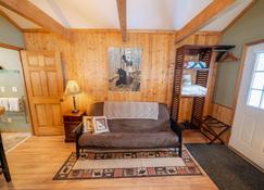 Spruce Cabin - Talkeetna - Living room