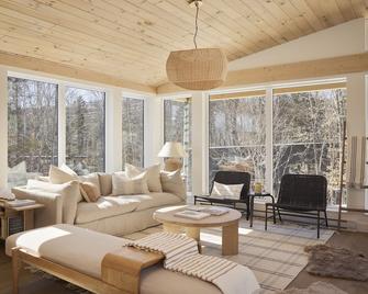 Scandinavian inspired 2 bedroom cabin near Mont Tremblant | Hot tub | Fireplace - La Conception - Sala de estar