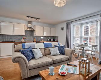 Finest Retreats - Oystercatcher - Whitby - Living room