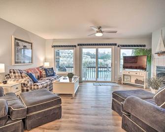 Deerfield Lakefront Condo/Boat Slip Included! - La Follette - Living room