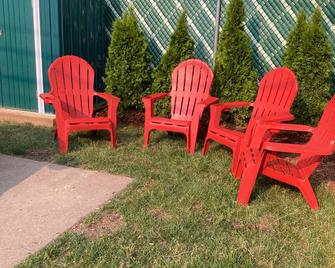 Kitschy House on a Quiet Tree Lined Street in Upscale Evanston Neighborhood - Evanston - Patio