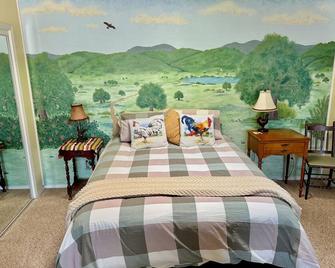 Cozy farmhouse studio, a chicken lovers dream! - Templeton - Bedroom