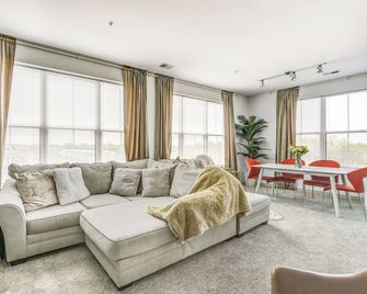 Luxury Downtown Crown Apartment - Gaithersburg - Living room