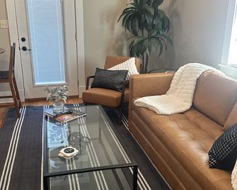Thompson House #3-Overlooking City Park. Walk to Campus, Aggieville & Downtown - Manhattan - Living room