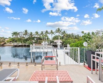 Unique Retreat - Unit C: Charming 2nd-Floor Escape - Deerfield Beach - Pool