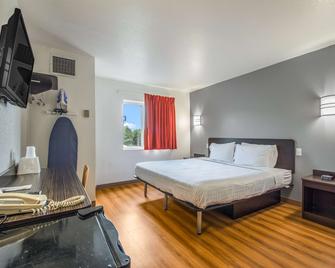 Americas Best Value Inn-Knoxville East - Knoxville - Bedroom