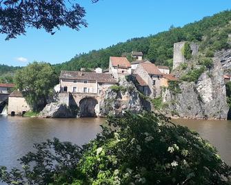 Lot Valley. 5 km from Cahors - Bellefont-la-Rauze - Edificio