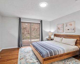 Stylish and Accessible Six Bedroom Home in Wexford/Pittsburg With Kids Amenities - Wexford - Bedroom