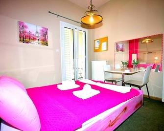 Queen room σε Motel με κοινόχρηστο μπάνιο πολυτελείας & μπαλκόνι - Markopoulo Mesogaias - Bedroom
