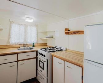 2-Bedroom Cottage #5 - Lodgepole Pine - Gravenhurst - Kitchen