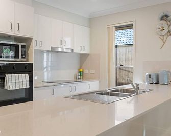 Modern 5BR Family Home in Peaceful Park Ridge - 파킨슨 - 주방