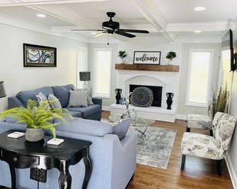 Superb 4br-Suite Nkc Near Kc Chiefs, World Cup, Airport & Entertainment - Gladstone - Living room