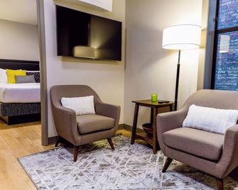Phenomenal 1 Bed Travel Apartment Perfect for Business Travel - Spokane - Living room
