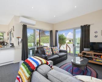 Tranquil Tauhara - Taupo Central Holiday Home - Taupo - Living room